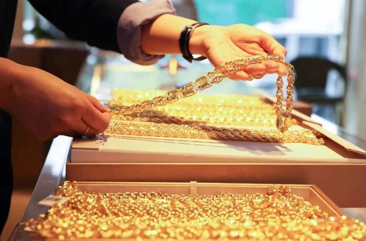 "据央视财经报道,某线上黄金回购业务负责人表示,将通过采用补贴发券