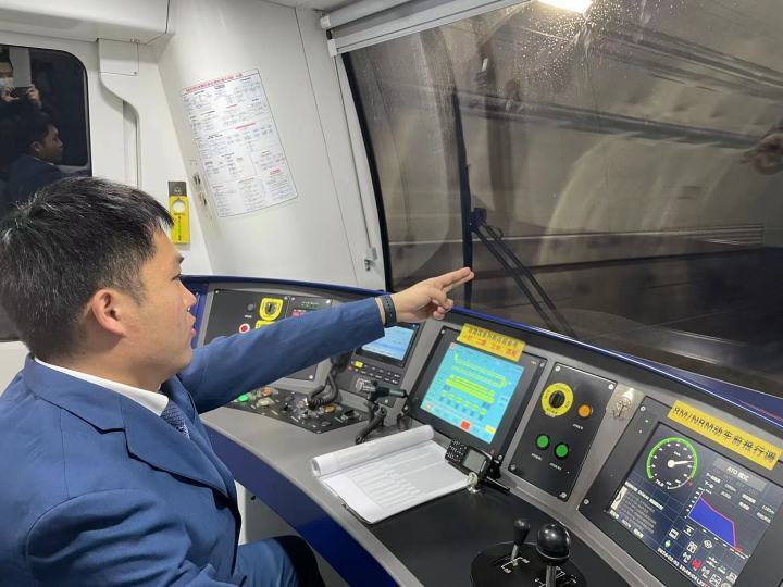 除夕地铁末班车司机:安全载夜归人回家,也惦念着两千公里外的家