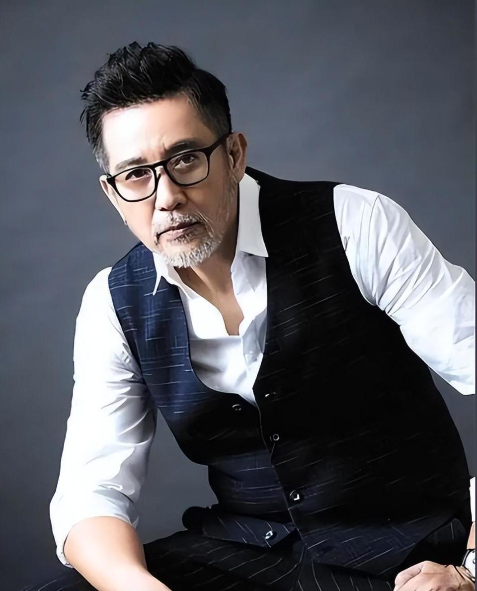 心疼!曝69岁林青霞摔断2根肋骨,因吃了3次安眠药,原因令人泪目