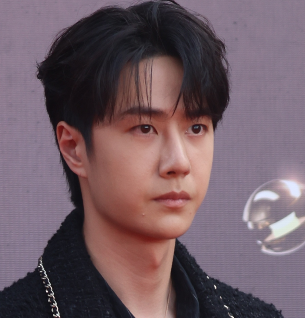 周冬雨眼肿,王一博长痘,张子枫眼妆花了_腾讯新闻