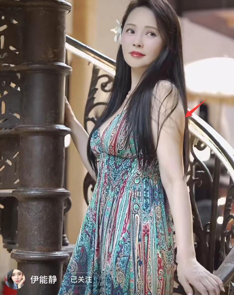 55岁伊能静身材发福,厚滤镜遮不住粗手臂,穿吊带裙太紧勒出赘肉_腾讯