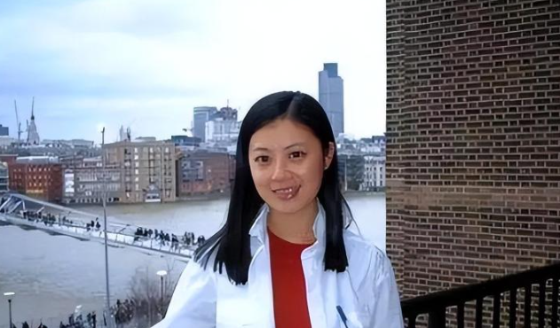 前央视主持人姜丰：为爱情弃国籍，婚姻破裂后回国发展，如今55岁活成这般模样_腾讯新闻