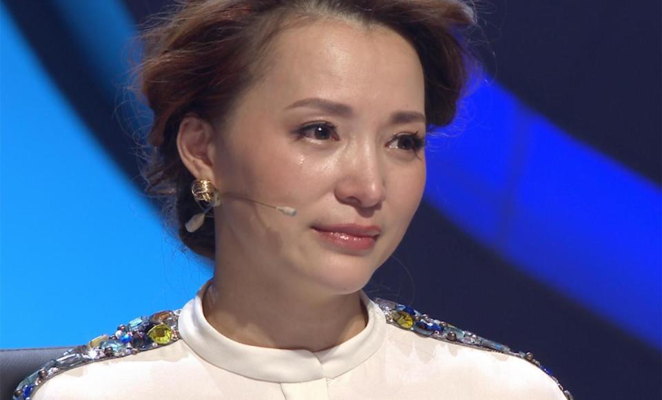 "央视一姐"到口碑崩塌,变农村大姐,49岁的董卿,到底经历了什么?