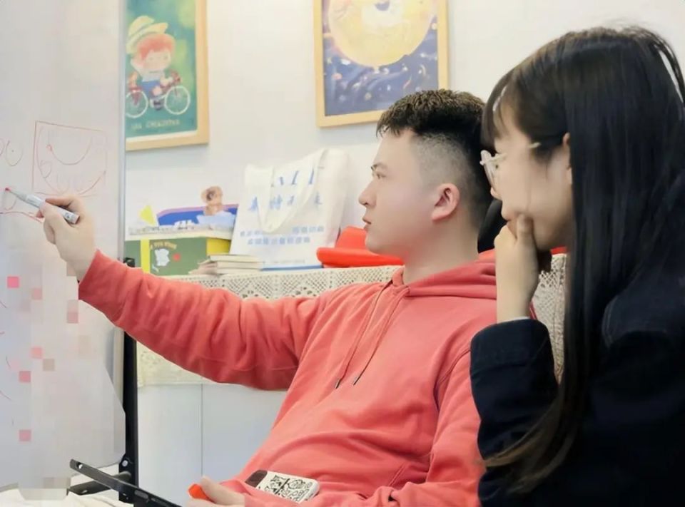 90后小伙29岁转行学画,住上海8平米郊区房,如今年入35万