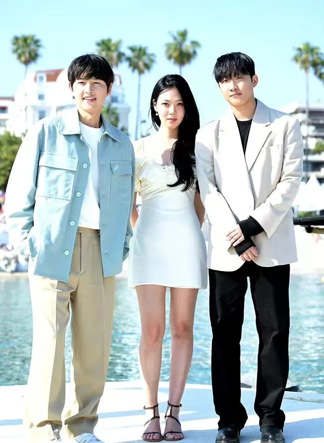 戛纳:宋仲基脸肿,刘诗诗黑天鹅美人,张雨绮龚俊被评最佳造型_腾讯新闻