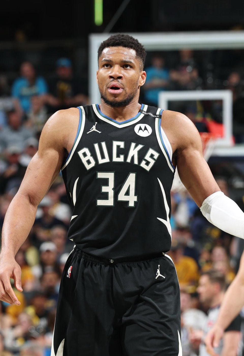 字母哥冲上热搜第一!恐打完雄鹿最后一战 前景引热议名嘴建议去湖人