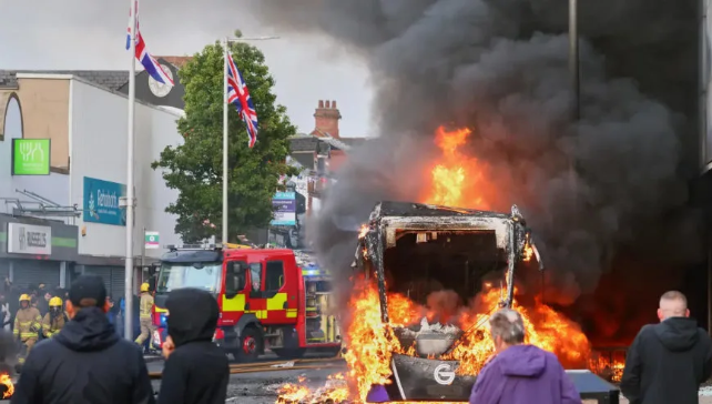 英媒：英国移民行凶事件发酵引发暴力骚乱，反移民抗议者上街焚烧房屋汽车