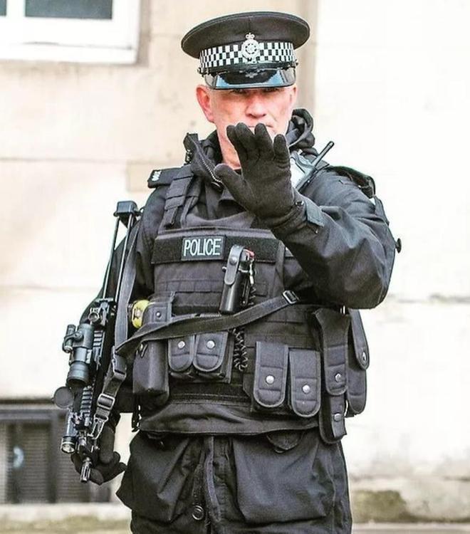 英国警察装备有多好?出门巡逻带两把枪,配置堪比特警队