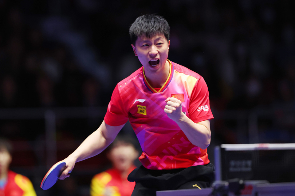 将比分追到了5-7;关键时刻马龙有意识地在发球环节限制对手的反手拧拉