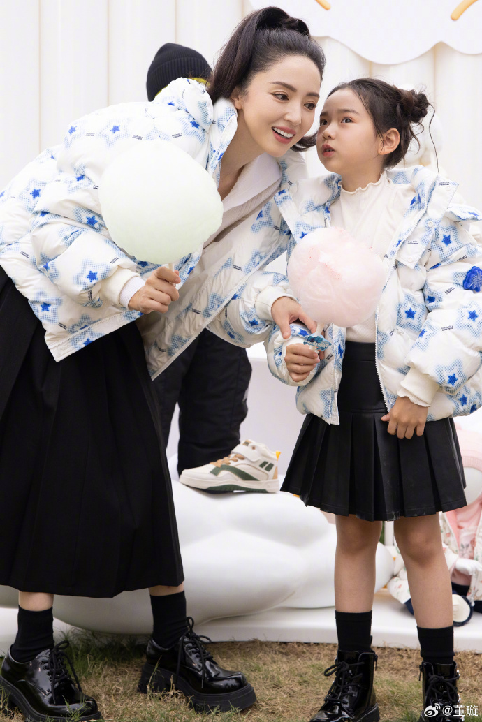 董璇晒女儿走秀,7岁小酒窝台风不输专业模特,长得像爸爸高云翔-腾讯