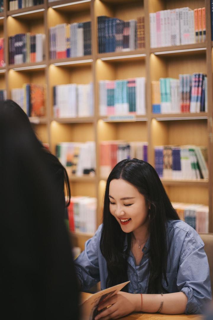 专访独木舟葛婉仪|四年后携新书回归,想写更多女性故事_腾讯新闻