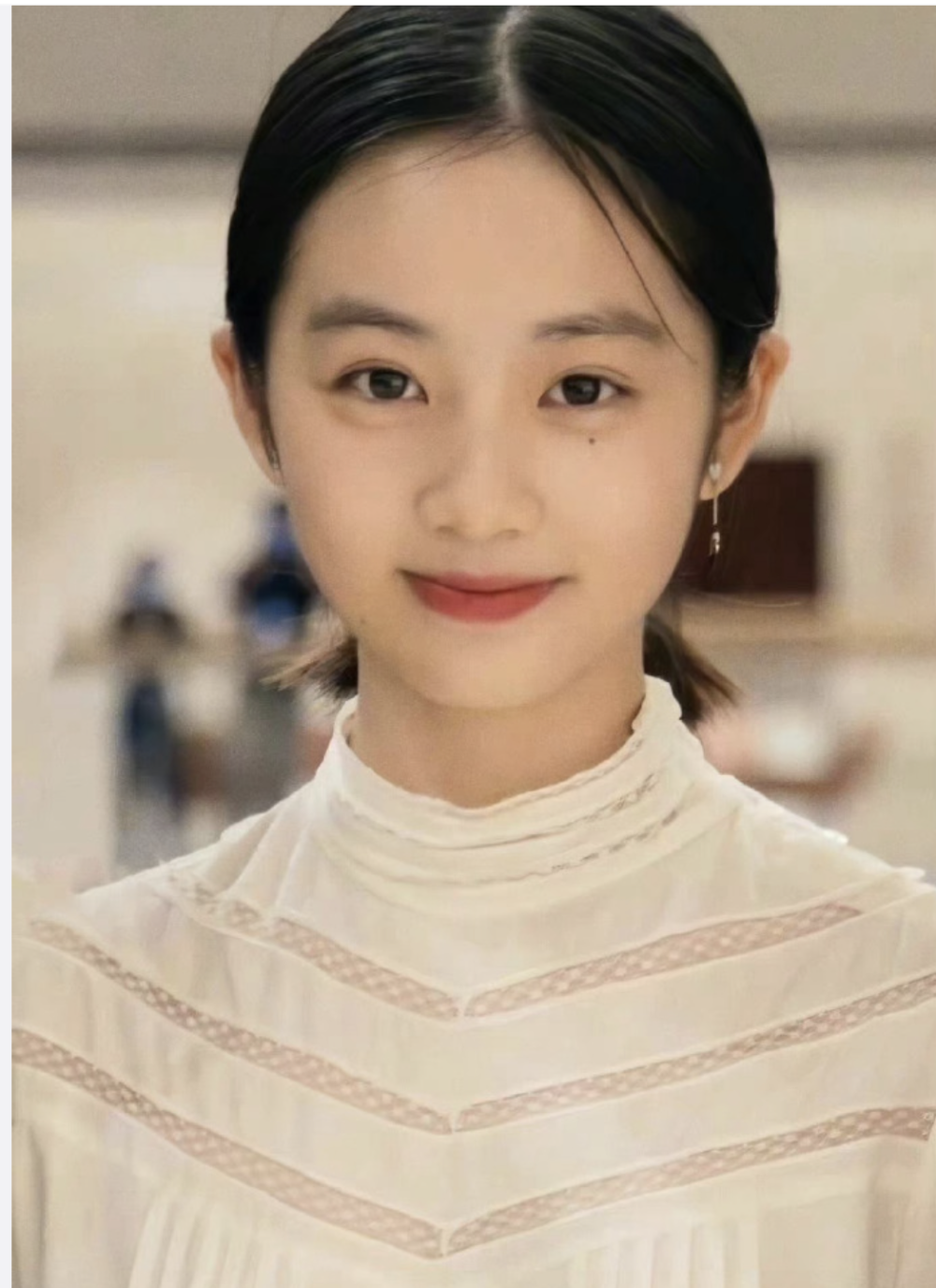 14岁王诗龄现状:和王岳伦看展,穿4万块行头,小s女儿却无辜躺枪_腾讯