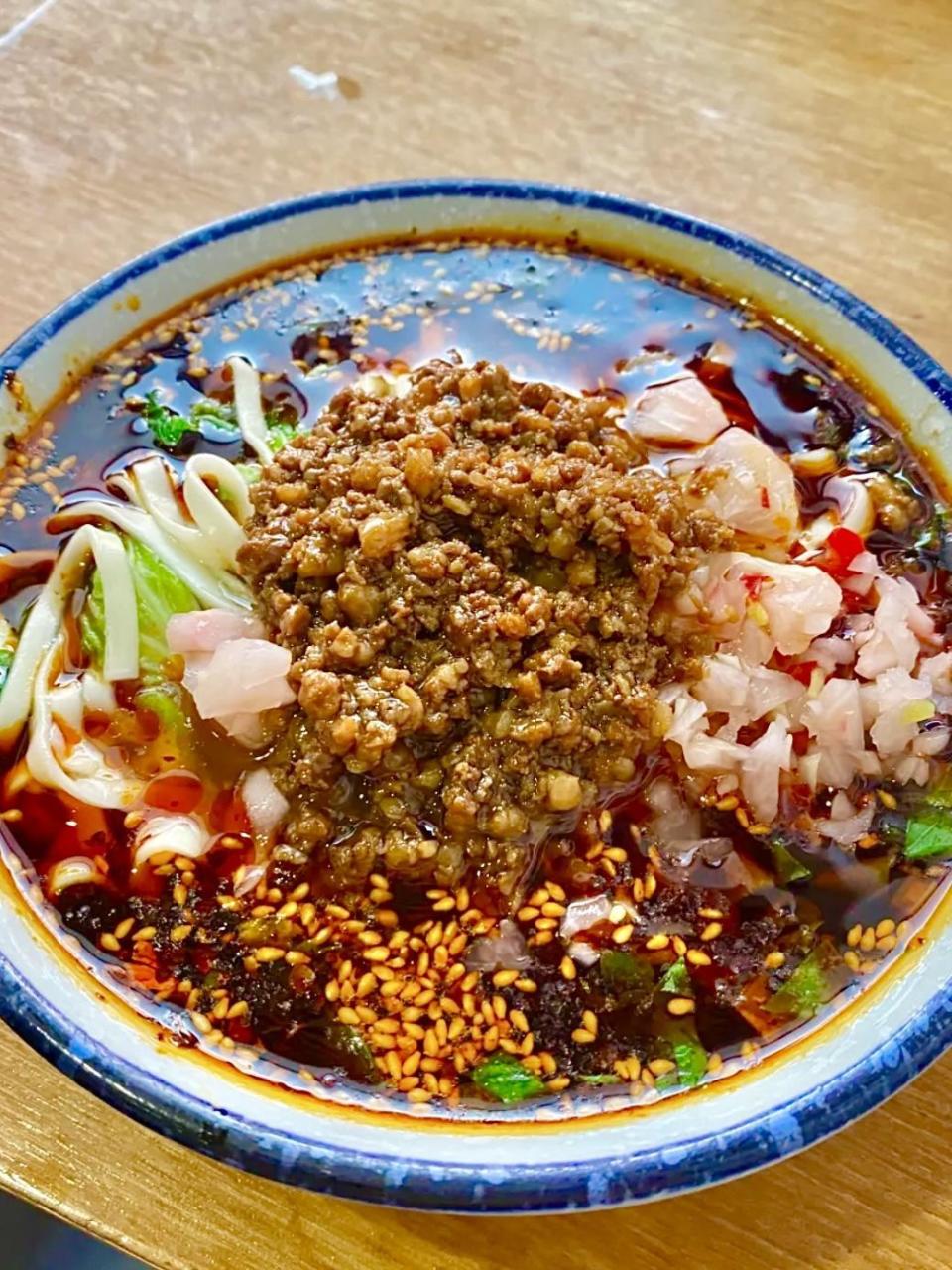 成都郫县"第二好吃"的老面馆,1天卖出100斤面,红油泡菜太巴适_腾讯