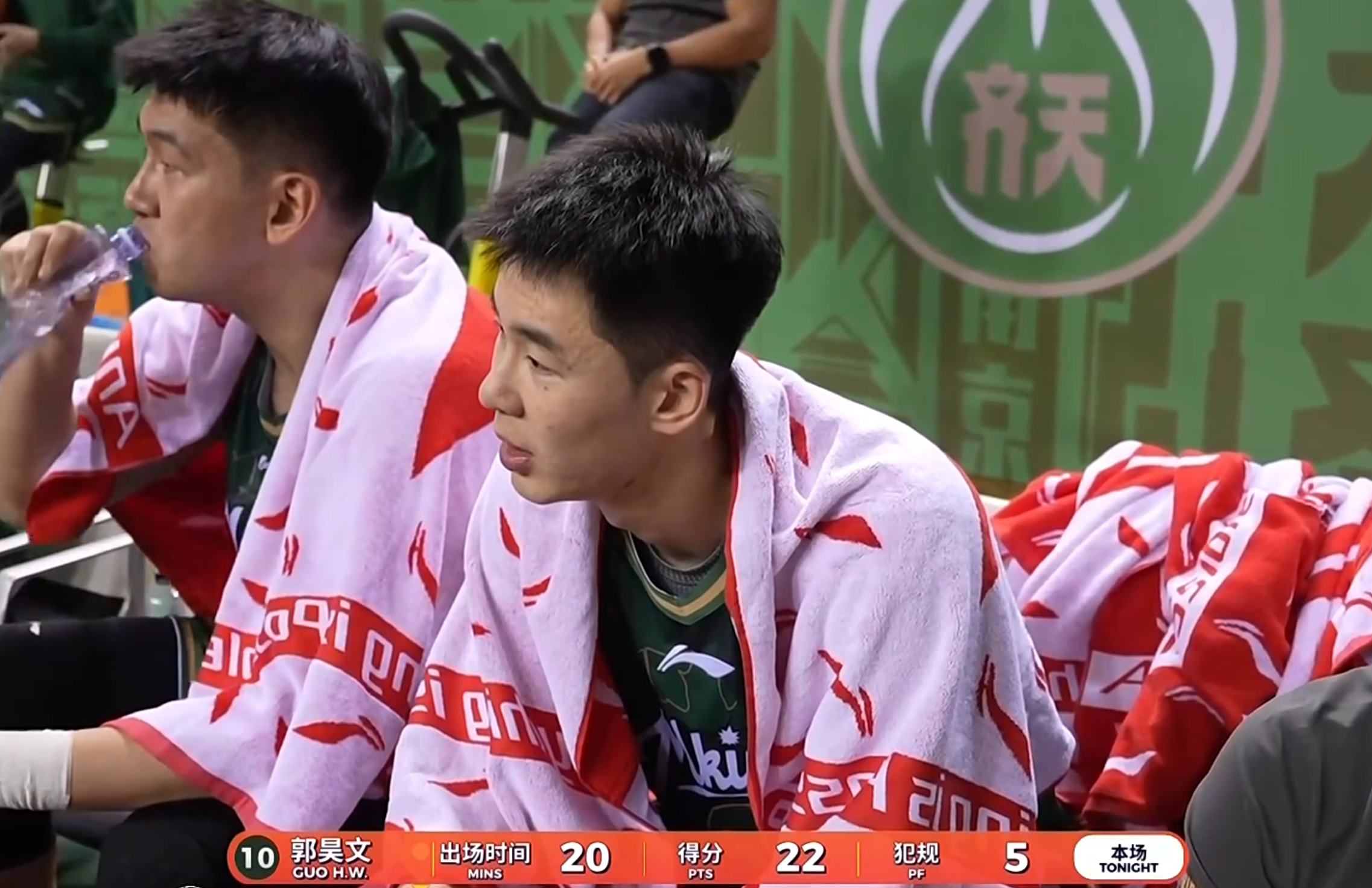 CBA常規賽：南京8分擊敗上海迎首勝 郭昊文22分5犯被罰下張鎮麟19分 - 