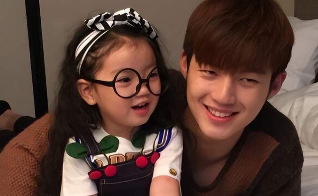 阿拉蕾从萌娃长成小美人,穿黑马褂拍照漂亮又英气,太适合大荧幕_腾讯