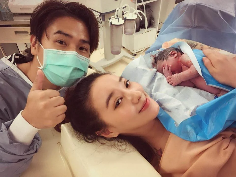 欧弟很是疼爱,甚至一度为她放弃工作,专心在家陪伴老婆,二人也一起