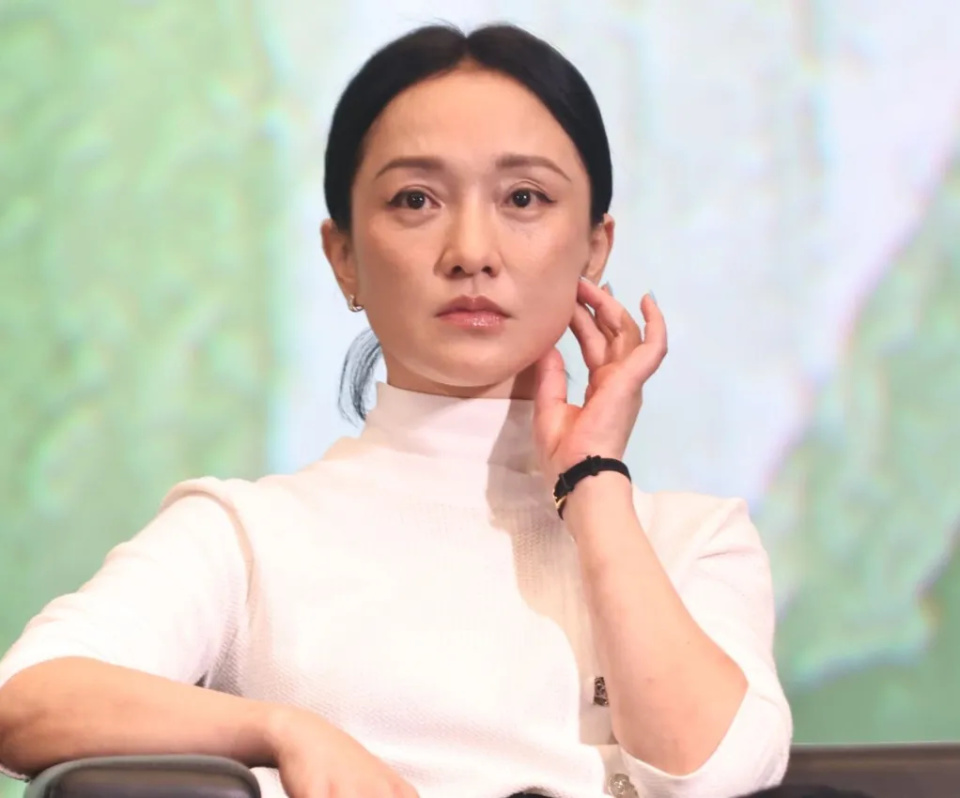 周迅曾经申请"好多人"商标失败,这时候网友也开始吐槽,明明是周迅本人