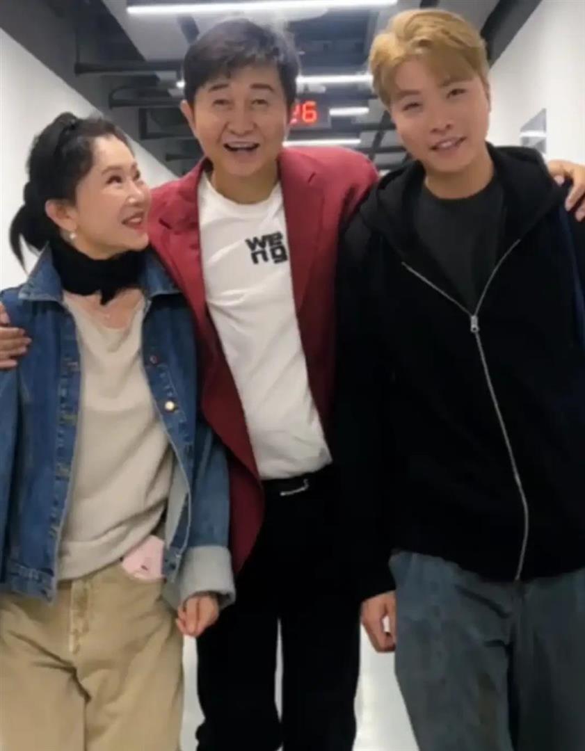 付笛生全家福来啦，183付豪帅翻，57岁任静和儿子像姐弟_腾讯新闻