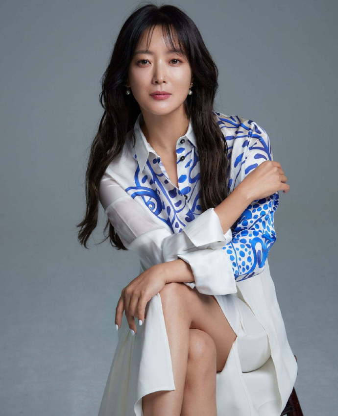 被称赞为"韩国第一美女",金喜善表示很尴尬,我必须优雅地老去