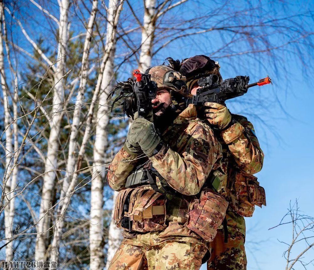 在此次联合演习中,该部队扮演假想敌,因此士兵军服上有红色胶带以显示