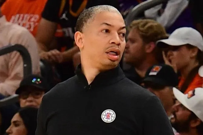 泰伦卢承认了是里弗斯助快船当初拿下哈登