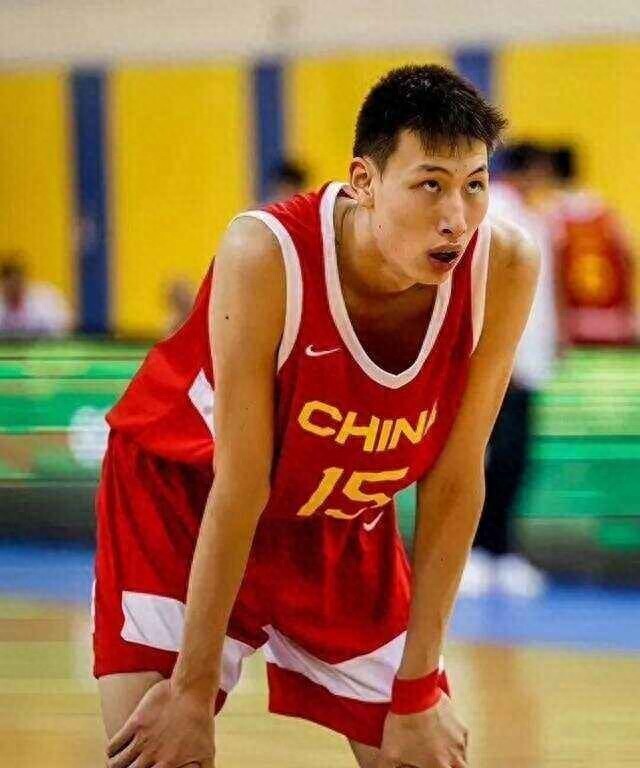 国青男篮站出周琦接班人！2场爆轰12帽，追平文班进NBA会师杨瀚森