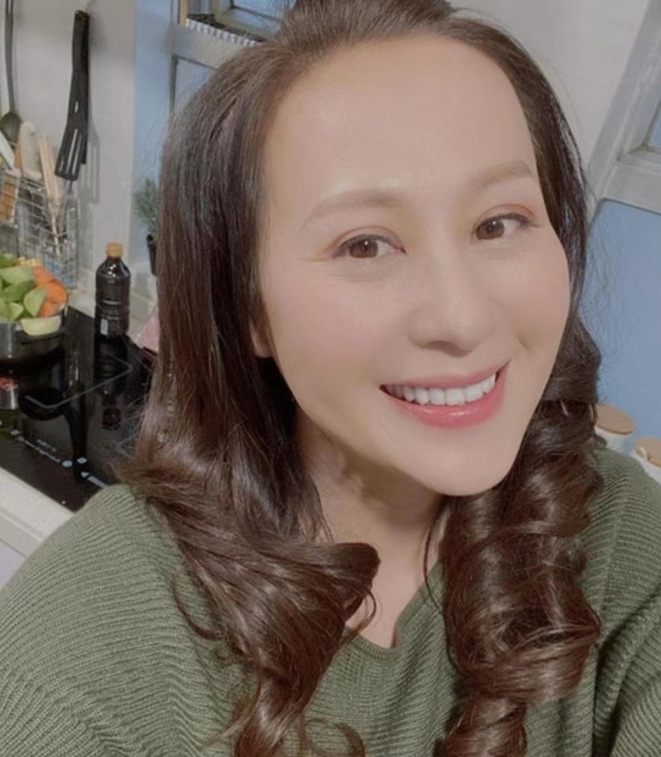 江欣燕 近况曝光！56岁知名港星素颜变无眉星人，离婚后未有新欢享受单身-腾讯新闻