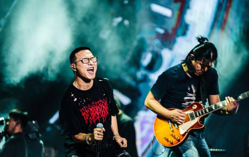 汪峰演唱会被嘲简陋,观众像在吃席,网友调侃:有种大排档的感觉_腾讯新