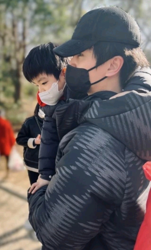 陈晓陈妍希带小星星逛动物园儿子侧脸像极了爸爸力破婚变传闻