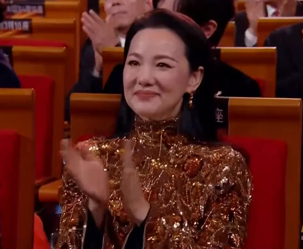 金雞獎頒獎名場面！宋佳二封詠梅失落，易烊千璽拿獎張藝謀樂開花 - 