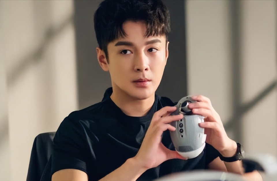 1991年出生于上海的张昊唯,毕业于上海戏剧学院,早在2011年就开始涉足