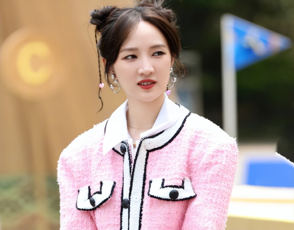 现下到了贵阳主题中,导演终于给她安排了两位姐妹孟佳与黄霄雲.