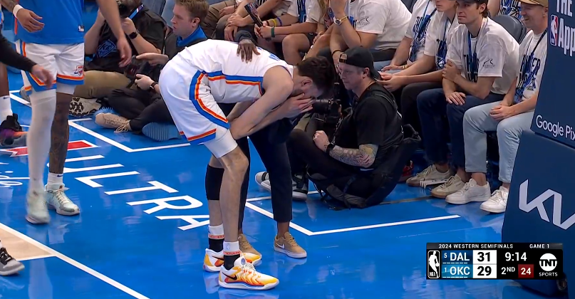 争议!东契奇被伸腿绊倒遭无视 欧文打到切特面部引雷霆球迷狂骂裁判