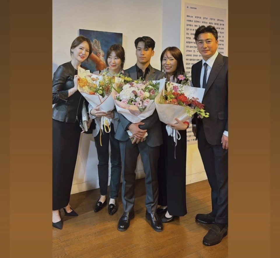 安贞焕妻子分享全家福,自信儿子吸引网友目光