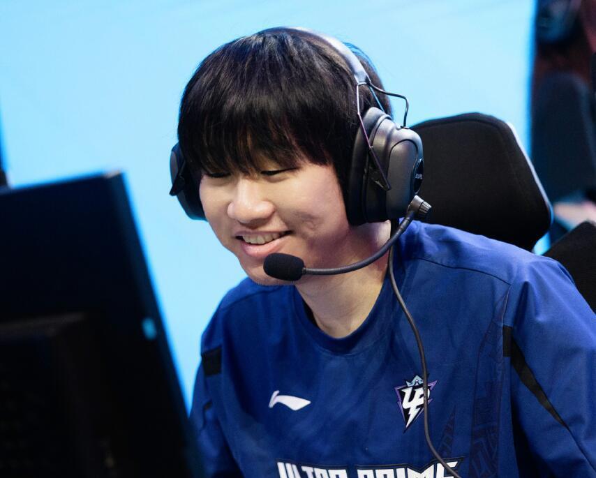 全明星暖心一幕,theshy主动伸手,和宁王握手再现s9场景