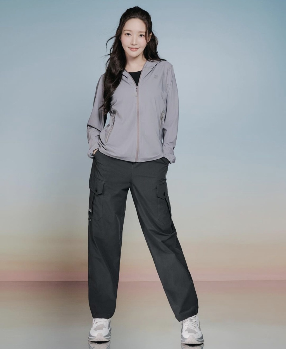 朴敏英用夹克与短裤的完美搭配,展现舒适干练时尚感