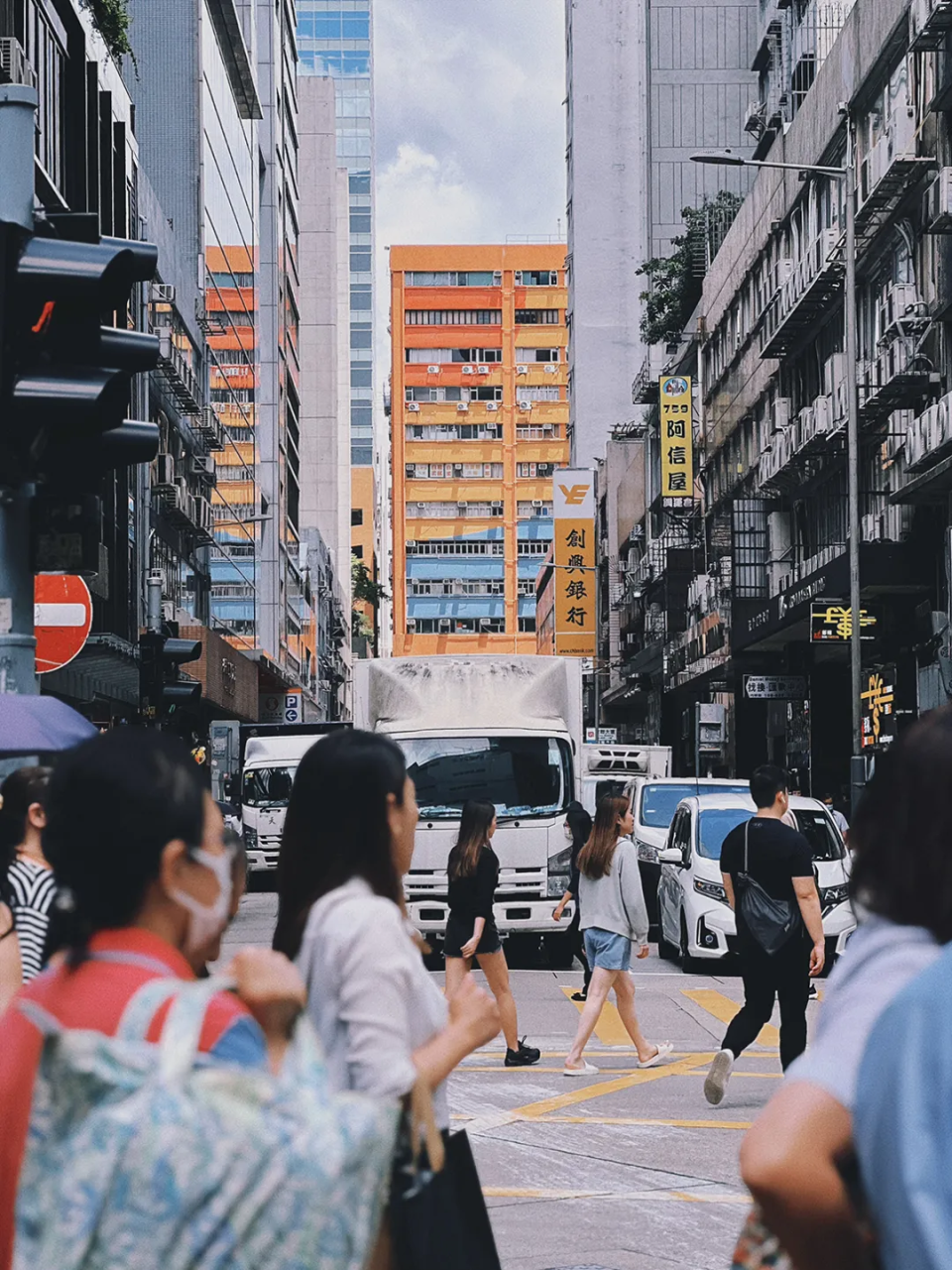 被港人“排斥”的內(nèi)地優(yōu)才：主動(dòng)降薪和加班，簡歷寫24小時(shí)在線