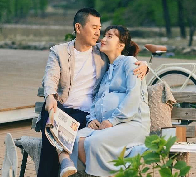 47岁蒋勤勤520晒出与老公合照,陈建斌脸上皱纹难修,被调侃像父女