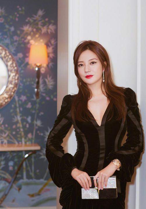 47岁赵薇罕见露面发福变胖素颜皱纹明显胳膊淤青瞩目