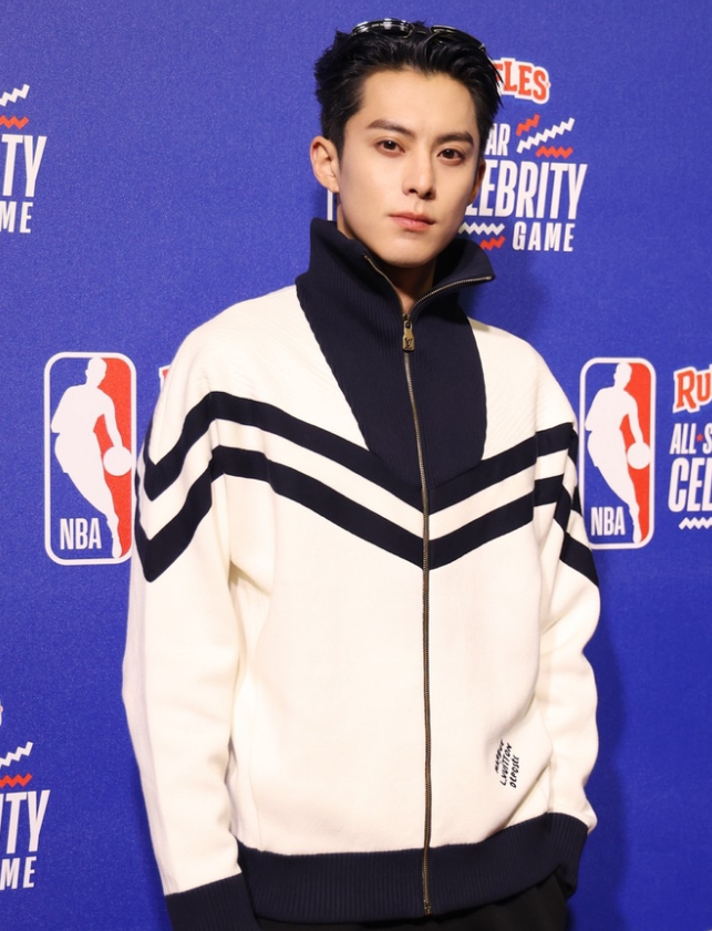 王鹤棣身穿23号出战 连得8分与队友撞胸庆祝