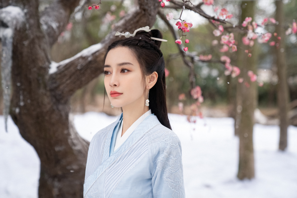 而且,以过往的演技表现,以及作品所取得的成绩而言,杨颖的扛剧能力