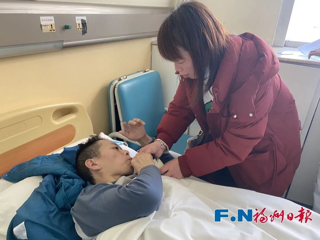 “煎餅叔叔”回福州就醫了！妻子哽咽鞠躬：萬分感謝大家幫助 - 