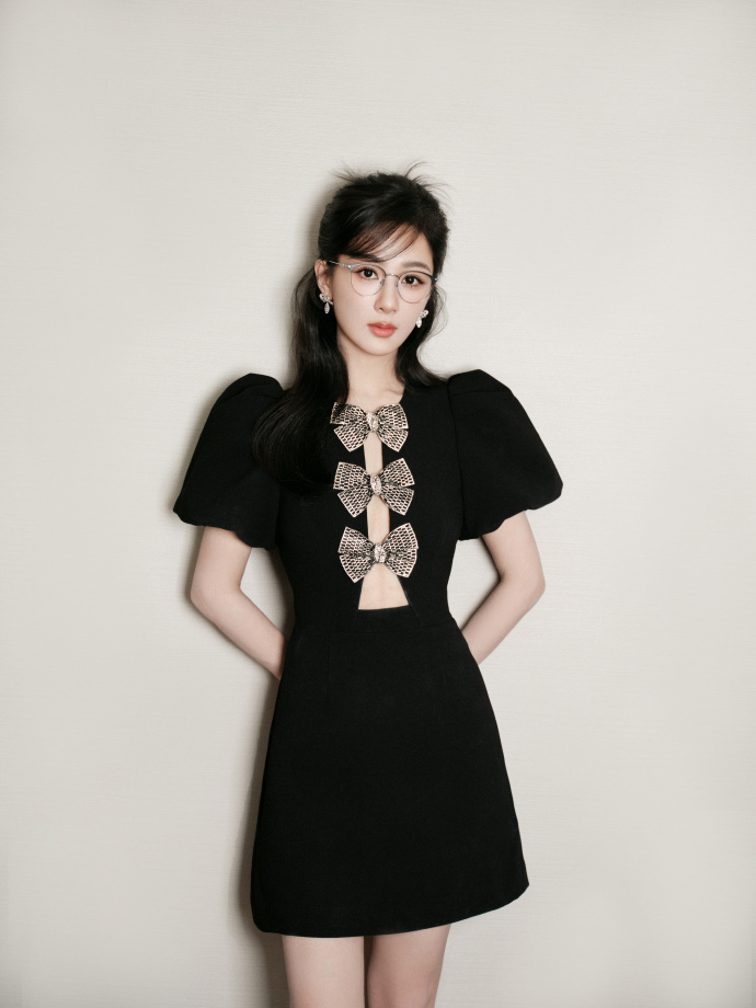 杨紫最新活动美照穿镂空黑裙又瘦又美甜辣造型好惊艳