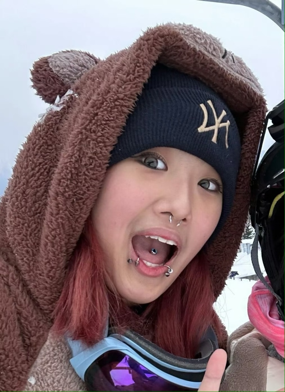 贾静雯全家游日本,一家五口罕合体,18岁梧桐妹戴鼻环舌钉染红发