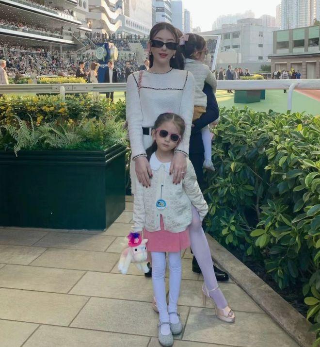 郭富城老婆晒近照,方媛穿搭惊艳,美得让人移不开眼_腾讯新闻