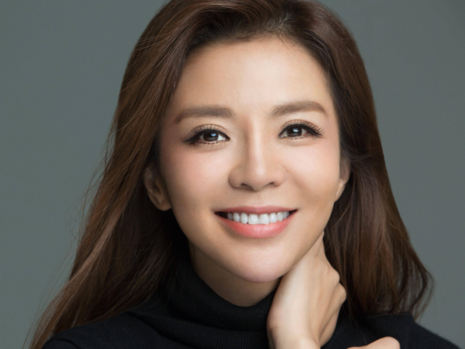 主持人朱迅脸部状态引热议,50岁两次抗癌人都变了样,她很不容易