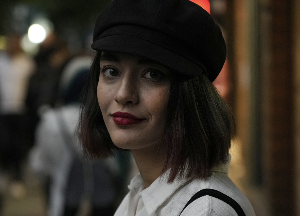 伊朗女性逐渐不再戴头巾:日落之后的街头,随处可见肩披长发的女孩们