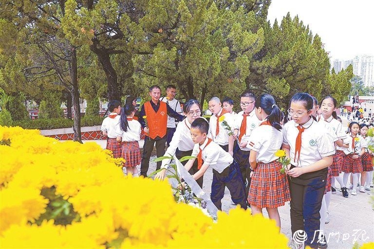 鲜花献英烈厦门许多市民团体自发冒雨祭扫烈士陵园