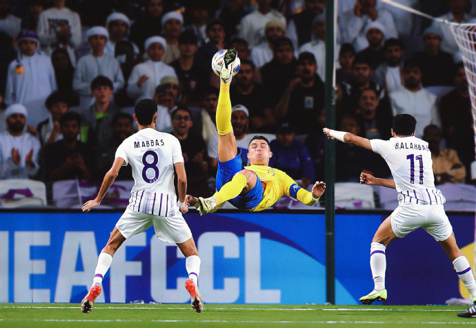 c罗耍花活失败踩单车丢球被撞翻遭球迷嘲讽就很尬