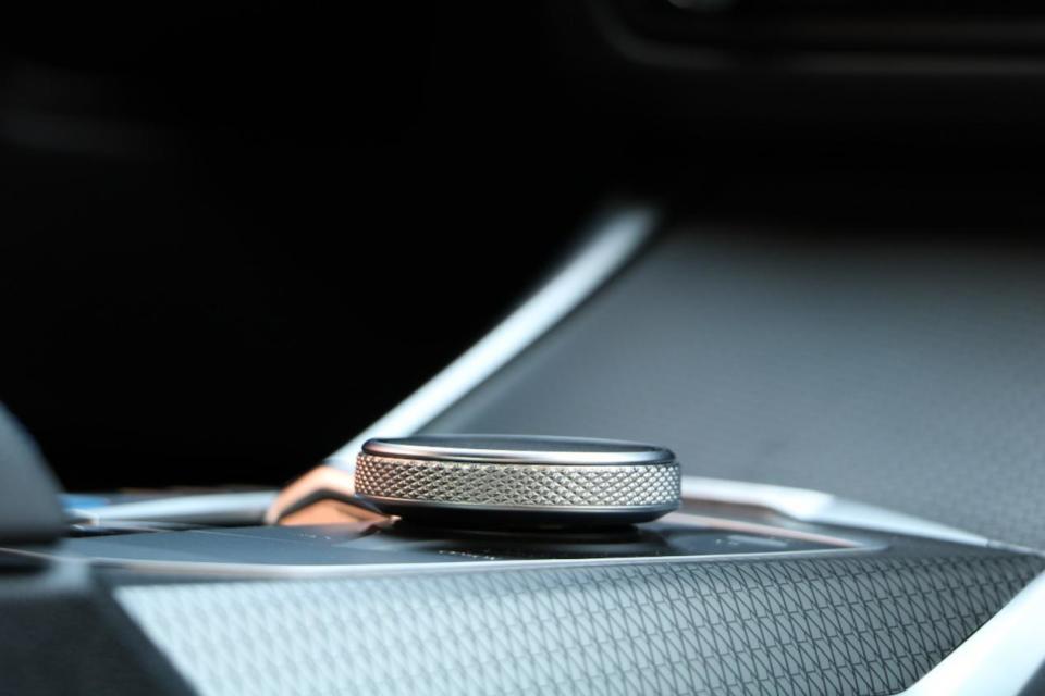 也比如拨杆式换挡操纵之便利;idrive旋钮与屏幕匹配的愈发炉火纯青;也